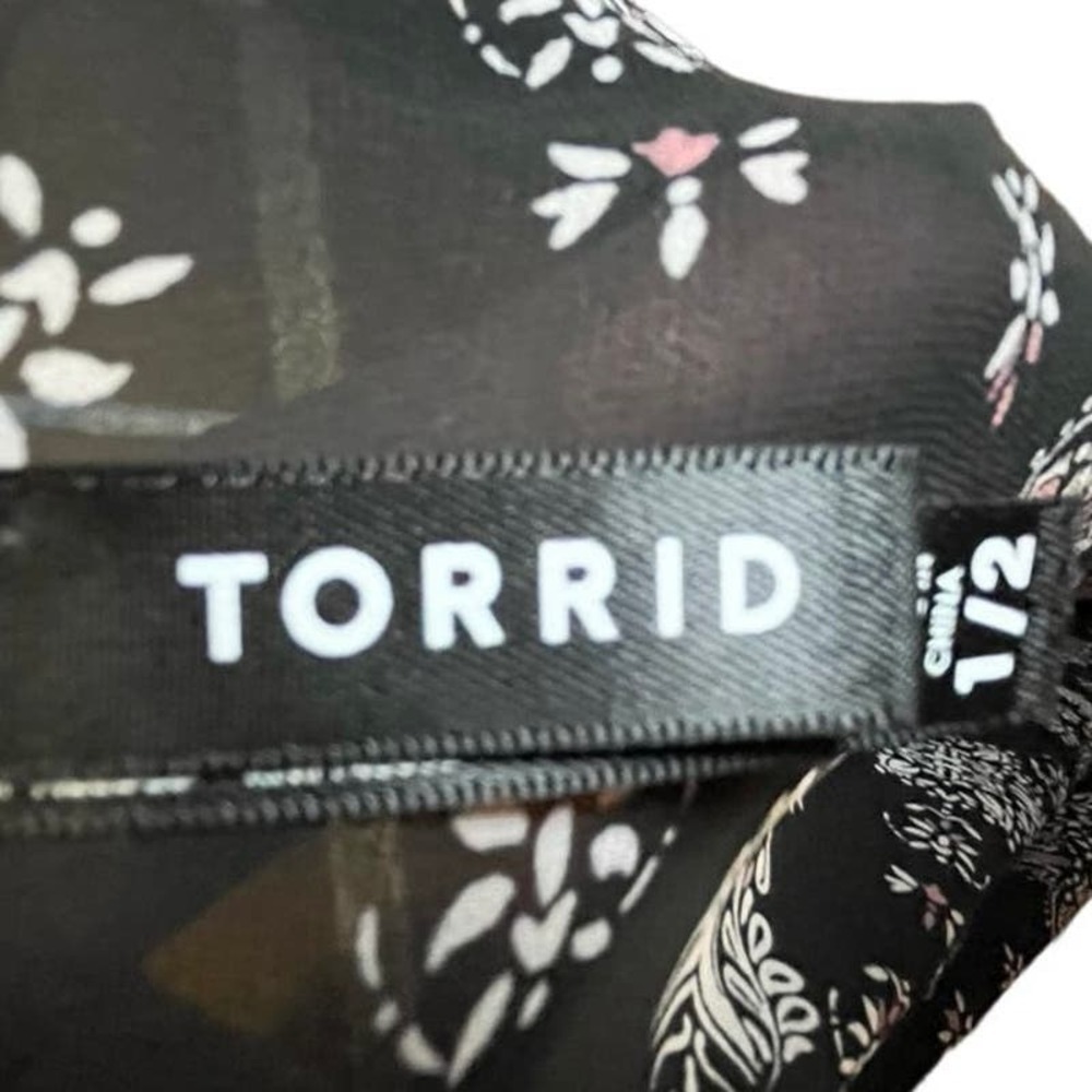 TORRID Floral Kimono, Black/White Hints of Pink, Size 1/2 Pre-Owned - Picture 3 of 6